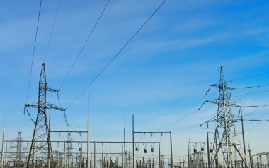 Güneşli bir günde modern elektrik santrali.