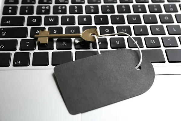 Schlüssel Mit Leerem Tag Auf Der Laptop Tastatur Nahaufnahme Stichwort — Stockfoto