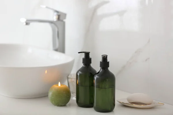 浴室靠近水池的台面上的绿色肥皂机 — 图库照片