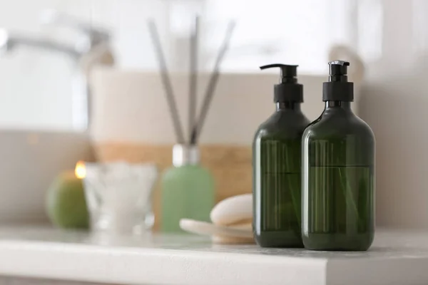 Grüne Seifenspender Auf Der Arbeitsplatte Neben Dem Waschbecken Badezimmer Raum — Stockfoto