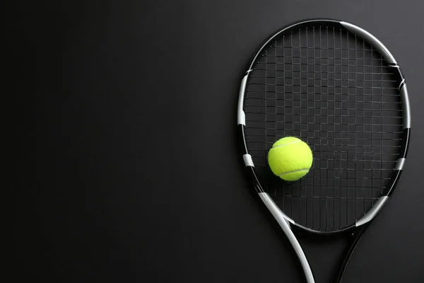 Tennisracket Bal Zwarte Achtergrond Bovenaanzicht Ruimte Voor Tekst — Stockfoto