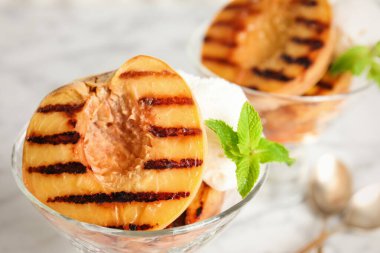 Dondurma ve naneli enfes ızgara şeftali, yakın plan.