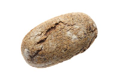 Beyazlar üzerinde izole edilmiş bir somun taze ekmek.