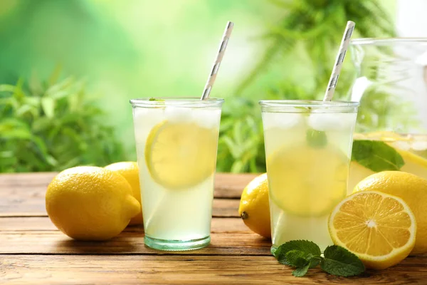Natürliche Limonade Mit Minze Auf Holztisch Erfrischungsgetränk Sommer — Stockfoto