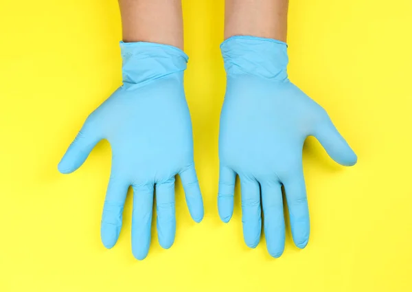 Persona Guantes Látex Azul Sobre Fondo Amarillo Primer Plano Las — Foto de Stock