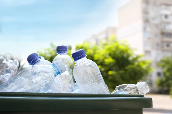 Πολλά Πλαστικά Μπουκάλια Χρησιμοποιούνται Σκουπιδοτενεκέ Εξωτερικούς Χώρους Closeup Πρόβλημα Ανακύκλωσης — Φωτογραφία Αρχείου