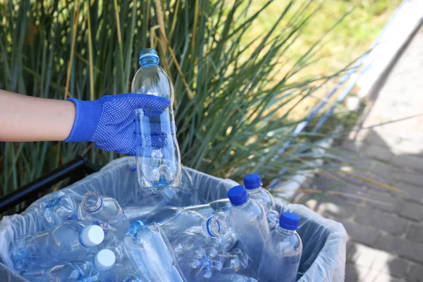 Kobieta Rękawiczkach Wkładająca Zużytą Plastikową Butelkę Kosza Śmieci Zewnątrz Zbliżenie — Zdjęcie stockowe