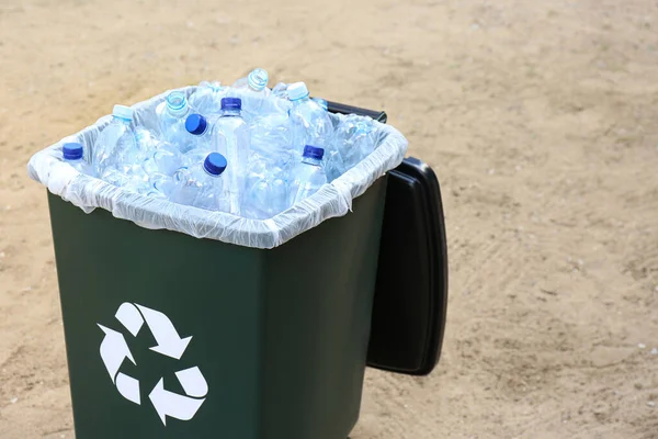 Muchos Utilizan Botellas Plástico Papelera Aire Libre Problema Reciclaje — Foto de Stock