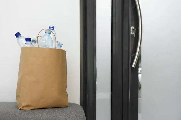 Papiertüte Mit Gebrauchten Plastikflaschen Neben Der Eingangstür Flur Recycling Problem — Stockfoto