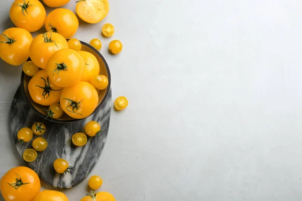 Ωρίμασε Κίτρινες Ντομάτες Στο Γκρίζο Τραπέζι Επίπεδες Στρώσεις Χώρος Για — Φωτογραφία Αρχείου