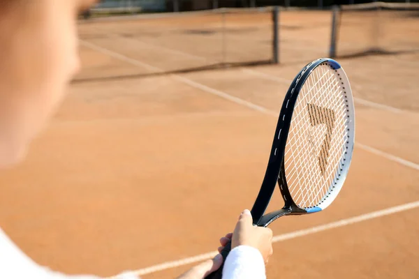 Sportswoman Giocare Tennis Campo Nella Giornata Sole Primo Piano — Foto Stock