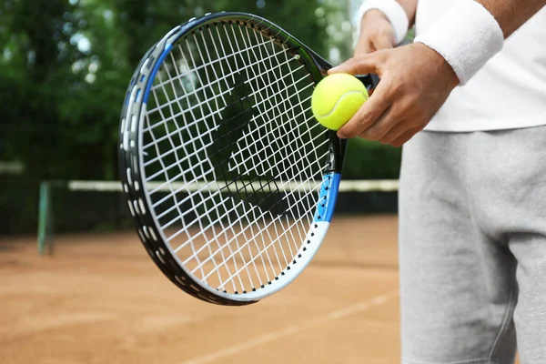 Sportivo Che Prepara Servire Palla Tennis Campo Primo Piano — Foto Stock