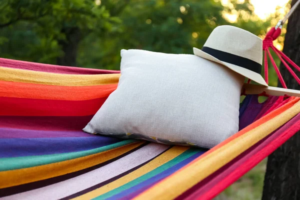 Bequeme Helle Hängematte Mit Weichem Kissen Und Hut Grünen Garten — Stockfoto