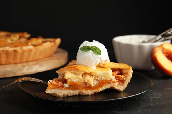 Scheibe Leckerer Pfirsichkuchen Mit Eis Auf Schwarzem Tisch — Stockfoto