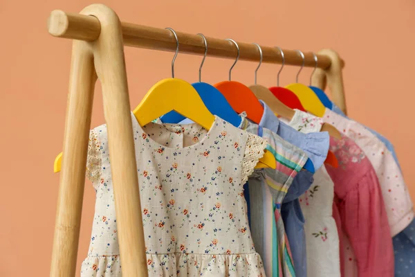 Scaffale Con Eleganti Vestiti Bambini Sfondo Beige Primo Piano — Foto Stock