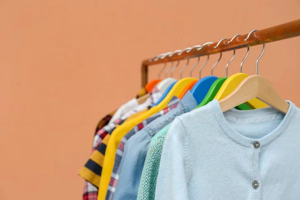 Bej Arka Planda Şık Çocuk Kıyafetleri Yakın Plan Metin Için — Stok fotoğraf