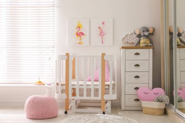 Bebek odasının içinde duvarda güzel resimler var.
