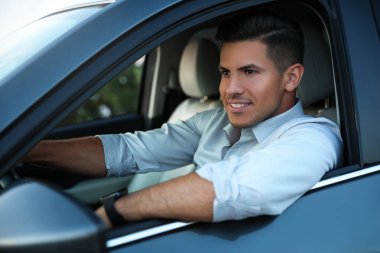 Modern arabasında yakışıklı bir adam, dışarıdan görünüşü var.