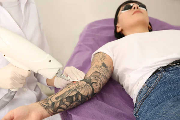 Молода Жінка Проходить Процедуру Лазерного Видалення Татуювання Салоні — стокове фото