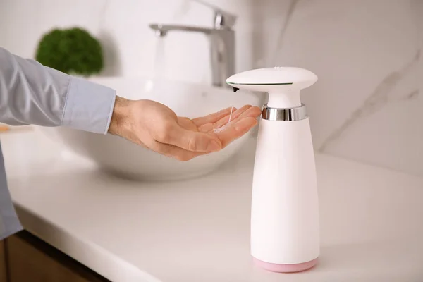 Man Using Automatic Soap Dispenser Bathroom Closeup — Stock Photo, Image