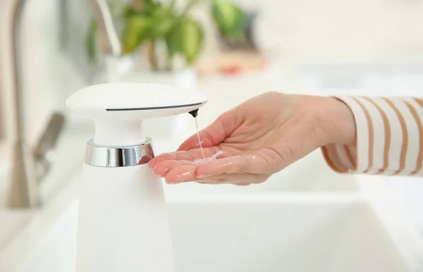 Mujer Usando Dispensador Jabón Automático Cocina Primer Plano —  Fotos de Stock