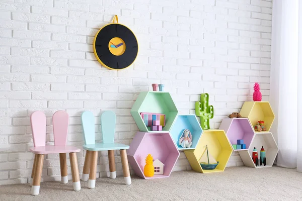 Çocuk Odasının Içi Tuğla Duvarın Yanında Renkli Raflarla Dolu — Stok fotoğraf