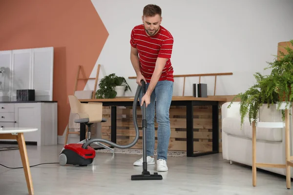 Hombre Joven Usando Aspiradora Casa — Foto de Stock