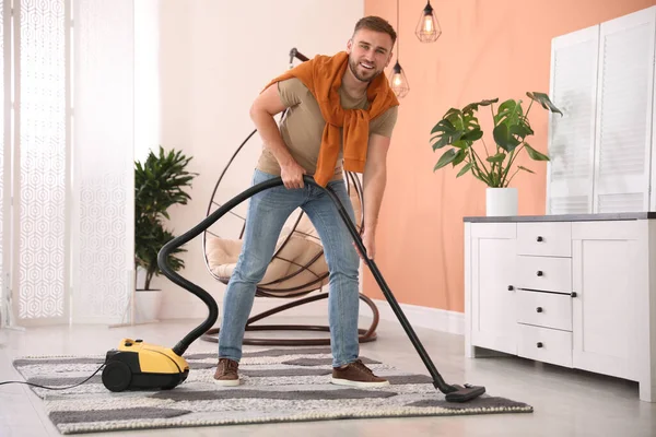 Homem Jovem Tapete Limpeza Com Aspirador Casa — Fotografia de Stock