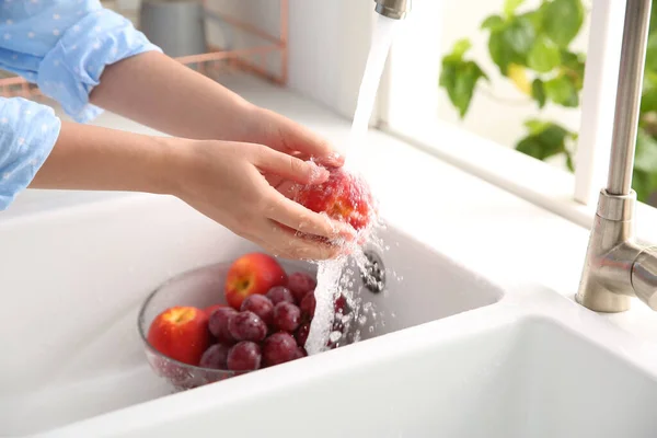 Mujer Lavando Nectarina Fresca Fregadero Cocina Primer Plano — Foto de Stock