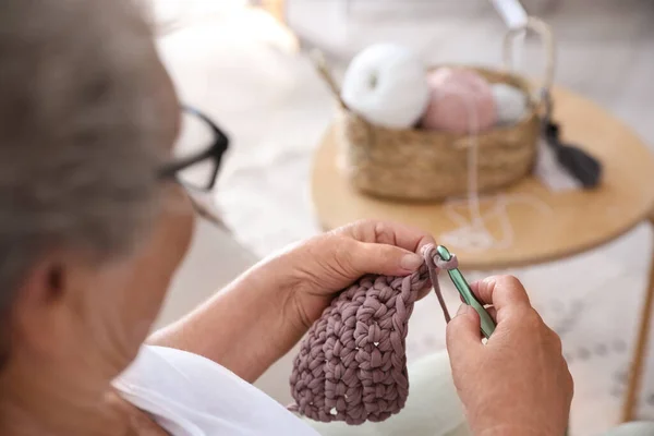 Femme Âgée Crochet Maison Gros Plan Loisirs Créatifs — Photo