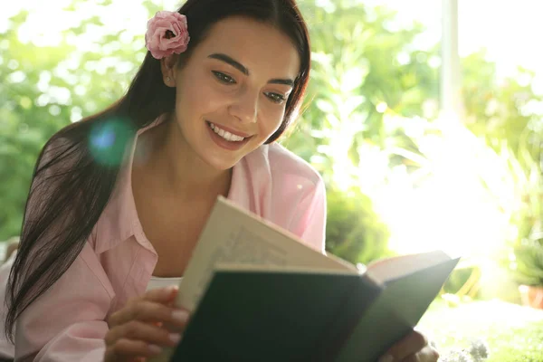 Hermosa Joven Leyendo Libro Parque Día Soleado — Foto de Stock