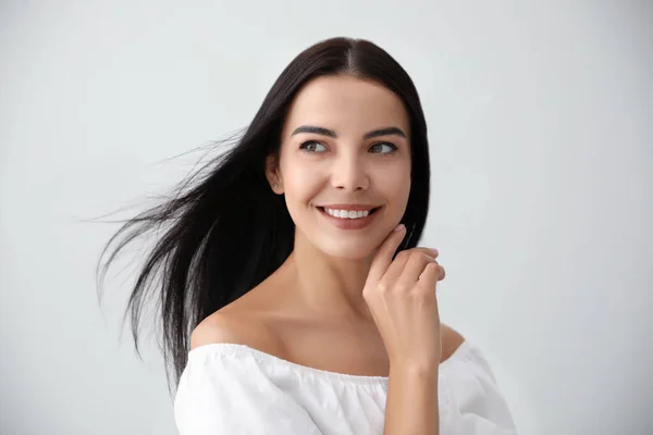 Hermosa Joven Sobre Fondo Gris Claro — Foto de Stock