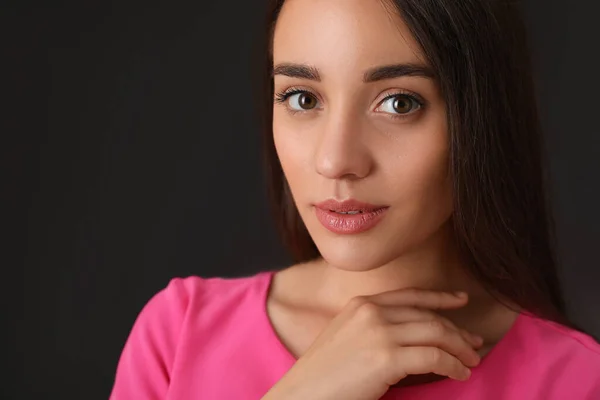 Retrato Bela Jovem Mulher Fundo Cinza Escuro Close — Fotografia de Stock