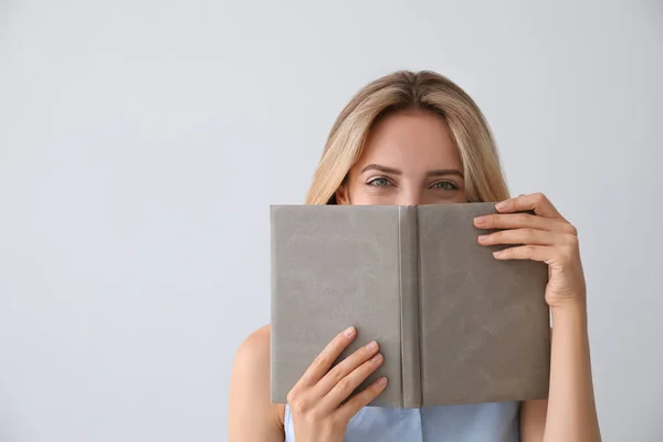 Schöne Junge Frau Mit Buch Auf Hellem Hintergrund Raum Für — Stockfoto