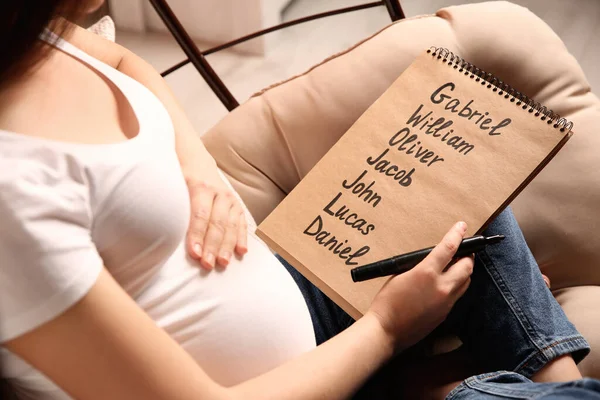 Mujer Embarazada Con Nombres Bebé Lista Sentado Sillón Primer Plano — Foto de Stock