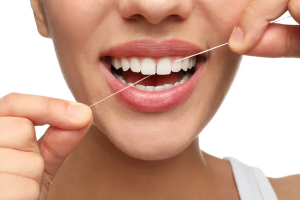 Młoda Kobieta Szczotkująca Zęby Białym Tle Zbliżenie Stomatologia Kosmetyczna — Zdjęcie stockowe