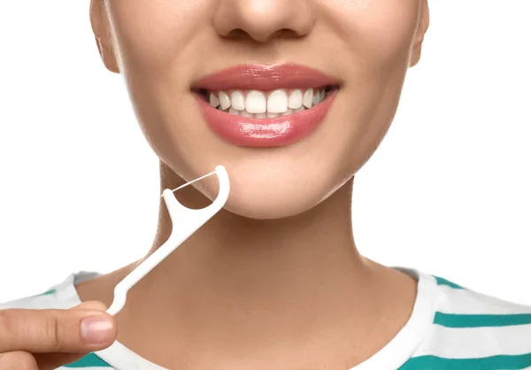 Mujer Joven Usando Hilo Dental Sobre Fondo Blanco Primer Plano — Foto de Stock