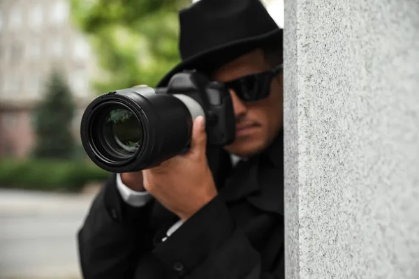Privatdetektiv Mit Moderner Kamera Spioniert Freien Fokus Auf Objektiv — Stockfoto