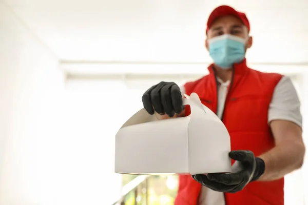 실내에서는 보호하기 보호용 마스크와 장갑을 사용하고 초점을 십시오 코로나 바이러스 — 스톡 사진