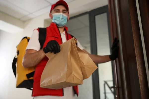 Mensajero Máscara Protectora Guantes Con Orden Entrada Centran Las Manos — Foto de Stock