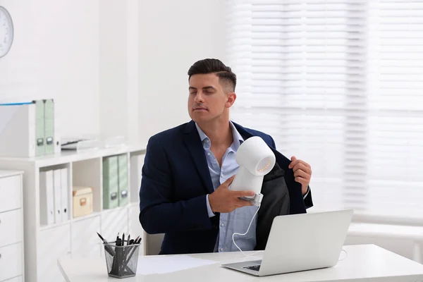 Hombre Disfrutando Del Flujo Aire Del Ventilador Lugar Trabajo —  Fotos de Stock