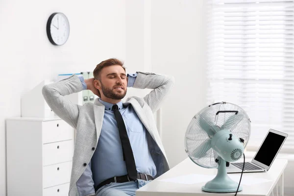 Homme Bénéficiant Flux Air Ventilateur Sur Lieu Travail — Photo