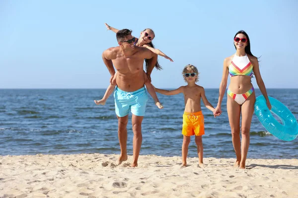 Lycklig Familj Med Uppblåsbar Ring Sandstrand Nära Havet Sommarlov — Stockfoto