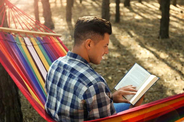 Man Met Boek Ontspannen Hangmat Buiten Zomerdag — Stockfoto