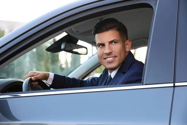 Modern Arabasında Yakışıklı Bir Adam Dışarıdan Görünüşü Var — Stok fotoğraf