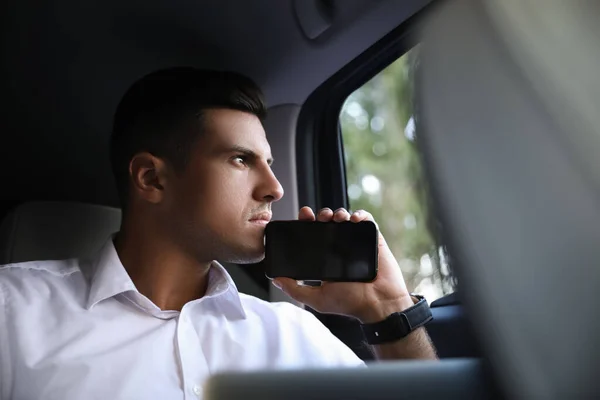 Snygg Man Med Smartphone Baksätet Modern Bil — Stockfoto