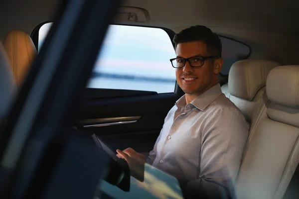 Przystojny Mężczyzna Korzystający Tabletu Tylnym Siedzeniu Nowoczesnego Samochodu — Zdjęcie stockowe