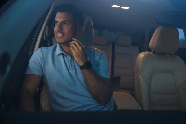 Hombre Guapo Hablando Por Teléfono Coche Moderno — Foto de Stock