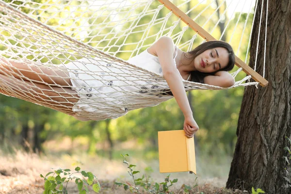 Jovem Com Livro Descansando Rede Confortável Jardim Verde — Fotografia de Stock