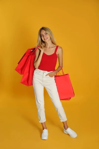 Glückliche Junge Frau Mit Einkaufstaschen Auf Gelbem Hintergrund Black Friday — Stockfoto